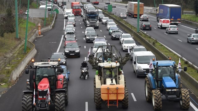 Tractors leave Dublin Port and head southbound on M50