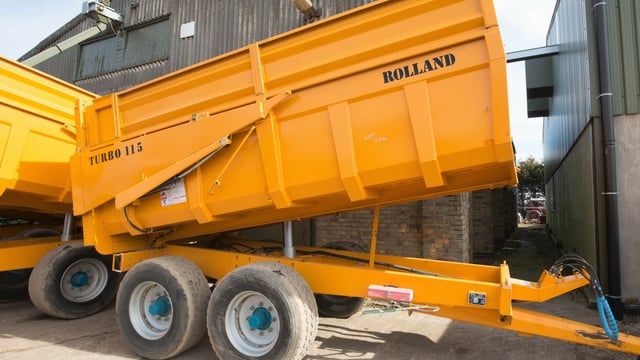 Auction report: See how 'fresh' trailers and kit fared in on-farm sale