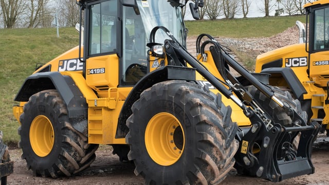Auction report: Low-hour loading shovels go 'under the hammer'