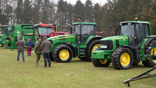 Auction report: John Deere combine and tractors change hands at 'on-site' sale