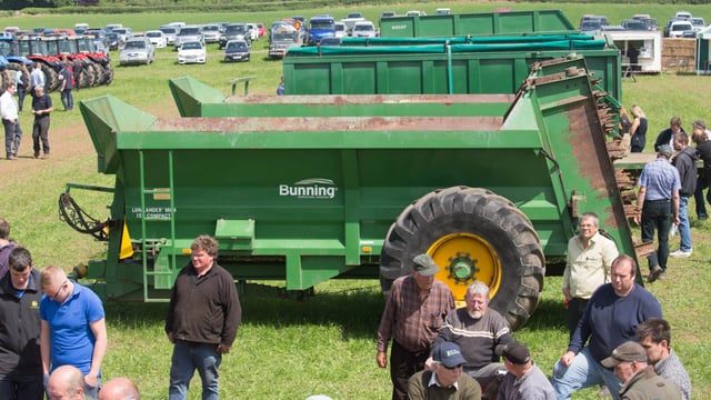 Auction report: Bustle of bids for spreaders and trailers (grain and silage)
