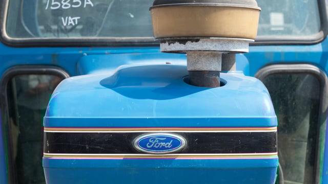 Auction report: Well-aged tractors of a 'blue hue' under the hammer