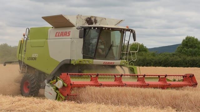 How many new combines were sold in Ireland in 2018?