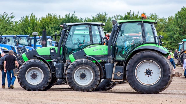 Auctioneer at massive monthly machinery sale 'moves up'