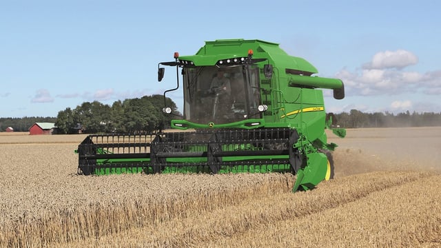 John Deere revamps its smaller Sampo-built combines