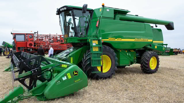 Auction report: Combines and handlers go under the hammer
