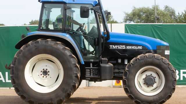 Auction report: Ford / New Holland highlights from monster tractor sale