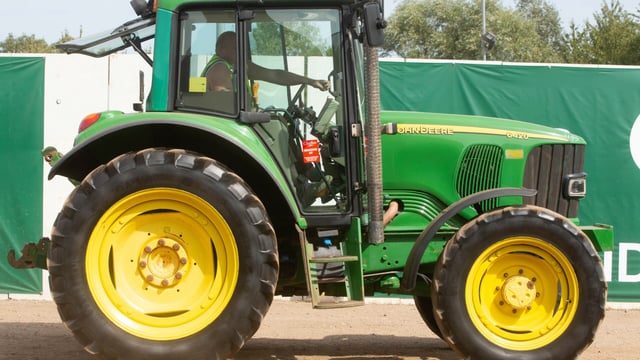 Auction report: 4-pot John Deere highlights from monster tractor sale