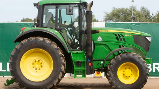 Auction report: 6-pot John Deere highlights from big tractor sale