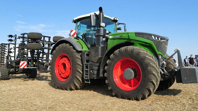 120 tractors in a show of force at Fendt 'field day'