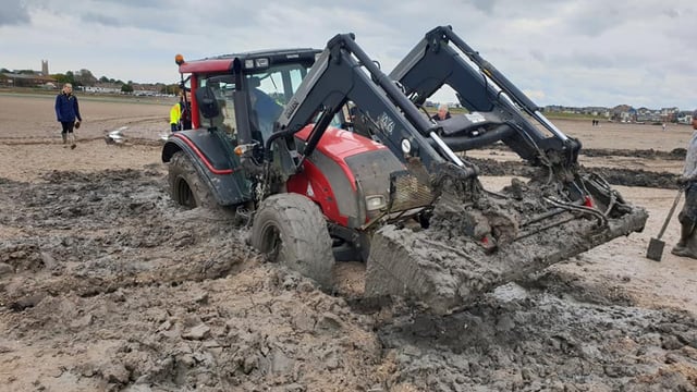 Tractor stuck on UK beach for 2 days pulled free