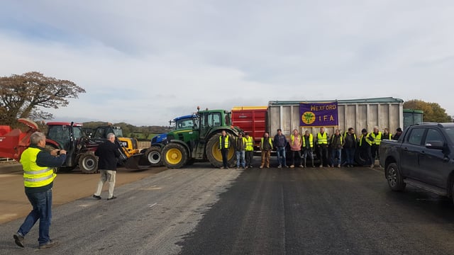 Wexford farmers relocate BAM roadblock for strike day 2
