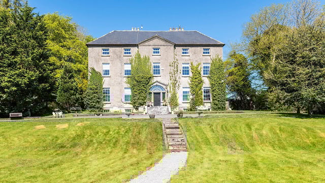 10ac of land and a 'wonderful 10-bedroom country house' in Co. Tipperary