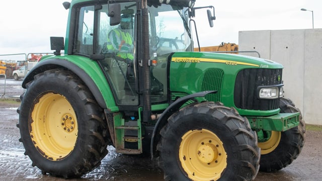 Auction report: Drizzle deters some, but not all, Deere hunters