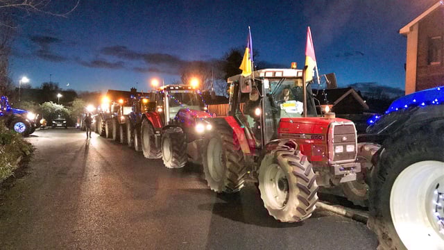 Video: Festive farmers fundraise with fairylights