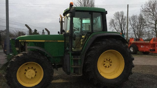 John Deere tractor stolen from yard