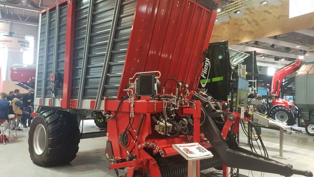 SIMA 2019: Fliegl hits France with its 'unload-on-the-move' wagon