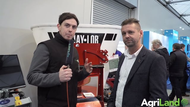 Video: Pint-sized tub feeder in the 'mix' at this week's show