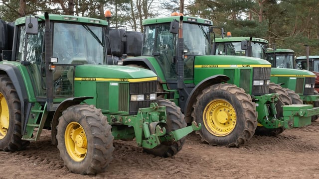 Auction report: Green-blooded muscle changes hands, but for how much?