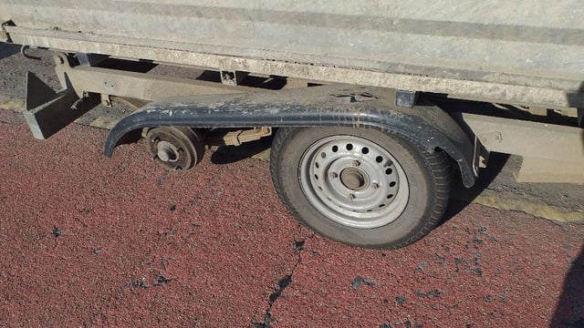 Travelling trailer missing tyre attracts trouble