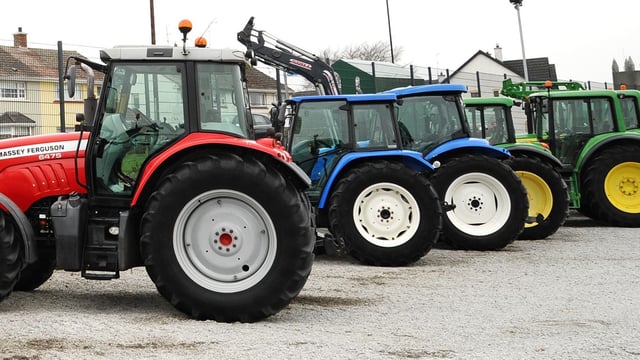 Table: How many tractors of each brand are there in Ireland?