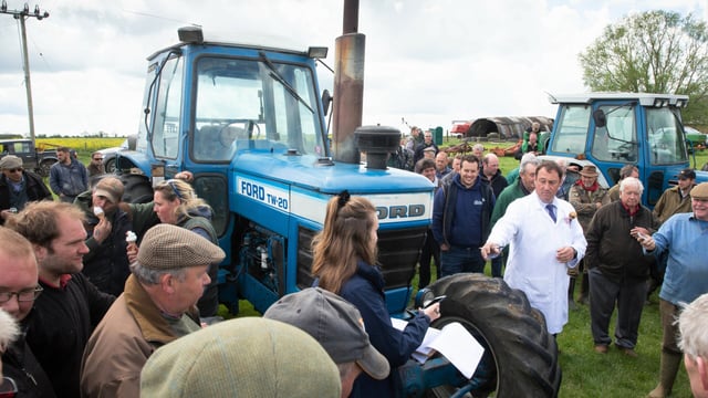 Auction report: 'Blue-blooded' folk chase 'classic' bargains