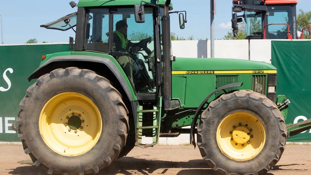 Auction report: John Deere highlights from massive May sale