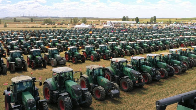559 Fendt tractors turn out for sprawling field day