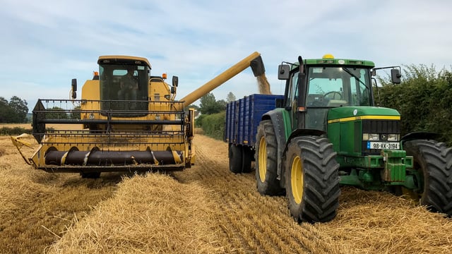 Tillage focus: Harvesting barley on a farm converting to direct drilling in Co. Kilkenny