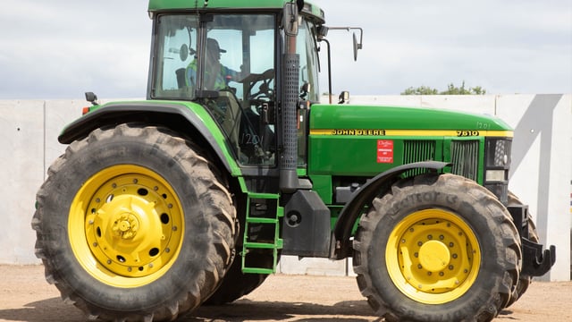 Auction report: A 7010 Series John Deere for £10,900; what's the catch?