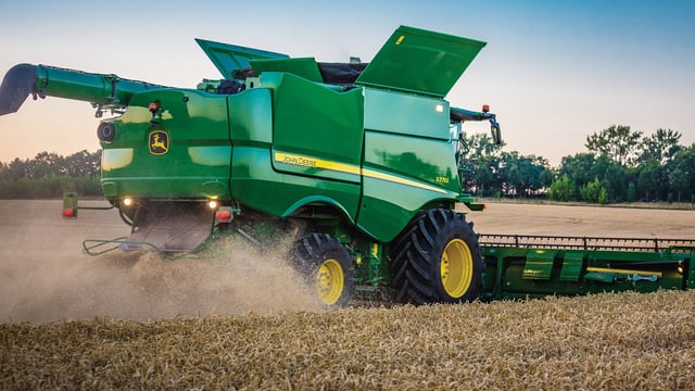 John Deere to roll out combine updates...and a money-back 'guarantee'