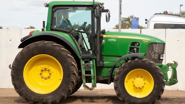 Auction report: John Deeres - big and small - go 'under the hammer'