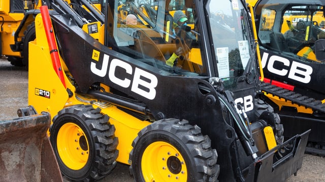 Auction report: Pint-sized JCB handlers go 'under the hammer'