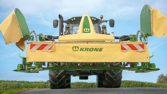 A 4m-wide front mower that 'folds' to 3m for transport, but how?