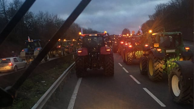 Video: French farmers take to cities to voice protest