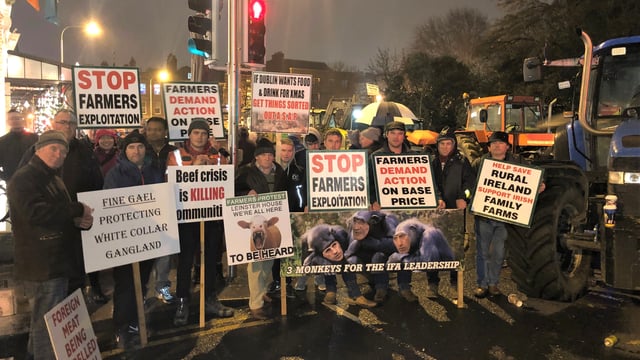 Tractor protesters 'holding line'; but bid to find resolution
