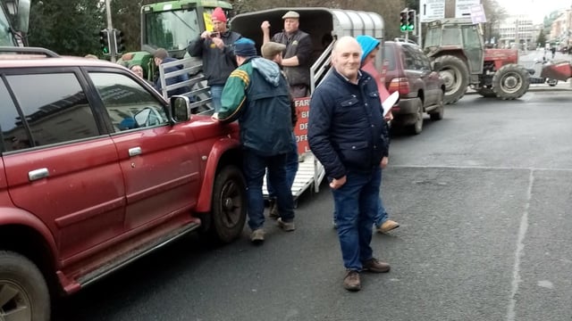 Protesters to 'stay the night' to continue Dublin picket