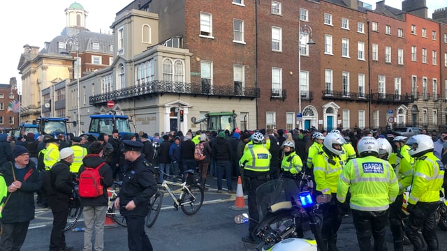 Garda 'struck' by car amidst scuffle - tractor protesters [updated]