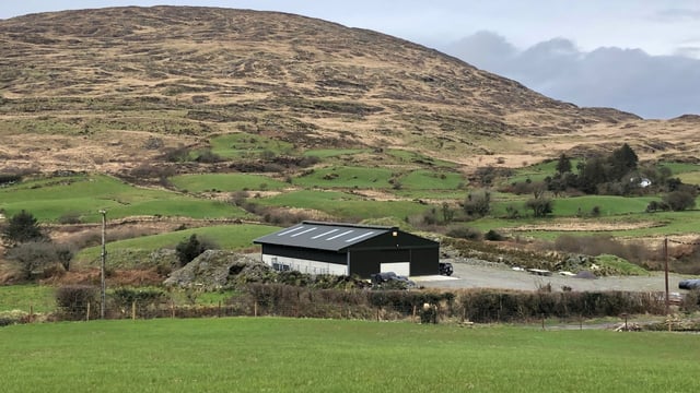 Buildings focus: A brand new 5-bay slatted unit with a lie-back area and crush in Co. Cork