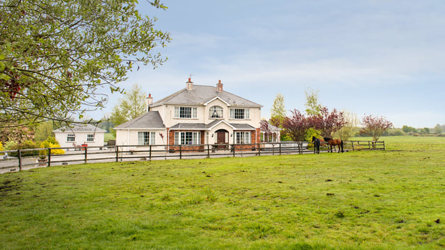 9ac equestrian property suited to a 'commercial enterprise or small holding'