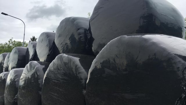 'Wrap' on the knuckles: Tractor driver stopped with unsecured load