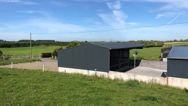Back In Focus: A cheap and tidy 3-bay slatted unit for 20 cows in Co. Galway