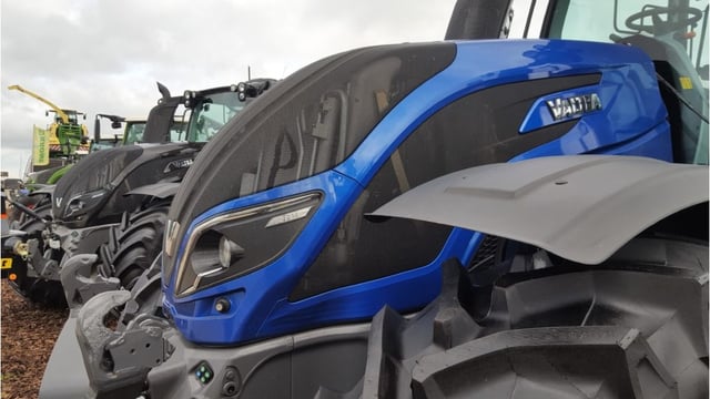 How many tractors were registered in 2020?