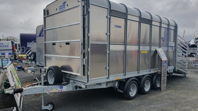 Can you tow a livestock trailer on a category B licence?