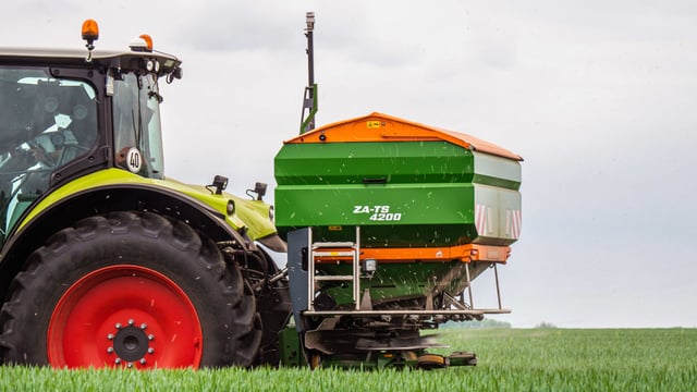 Amazone gets smarter with new booms and sensors for fertiliser spreading