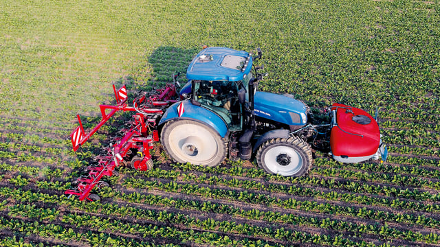 Lemken combines mechanical weed control and herbicide spraying