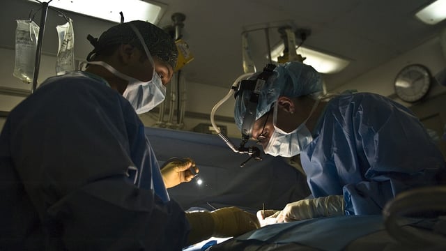 Man who had first pig heart transplant dies