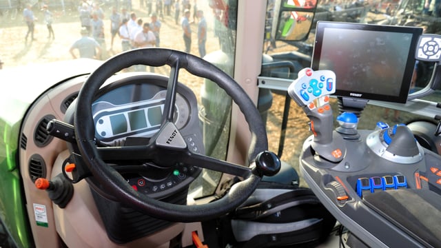 Course aims to improve teenagers' tractor driving skills