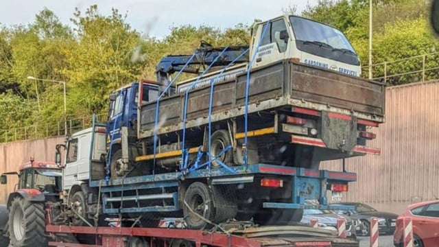Jack Lynch Tunnel closed as tractor tows 3 lorries...on top of each other