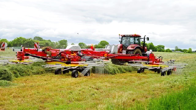 Video: Pottinger 4-rotor rake in Co. Cork keeps the harvester happy